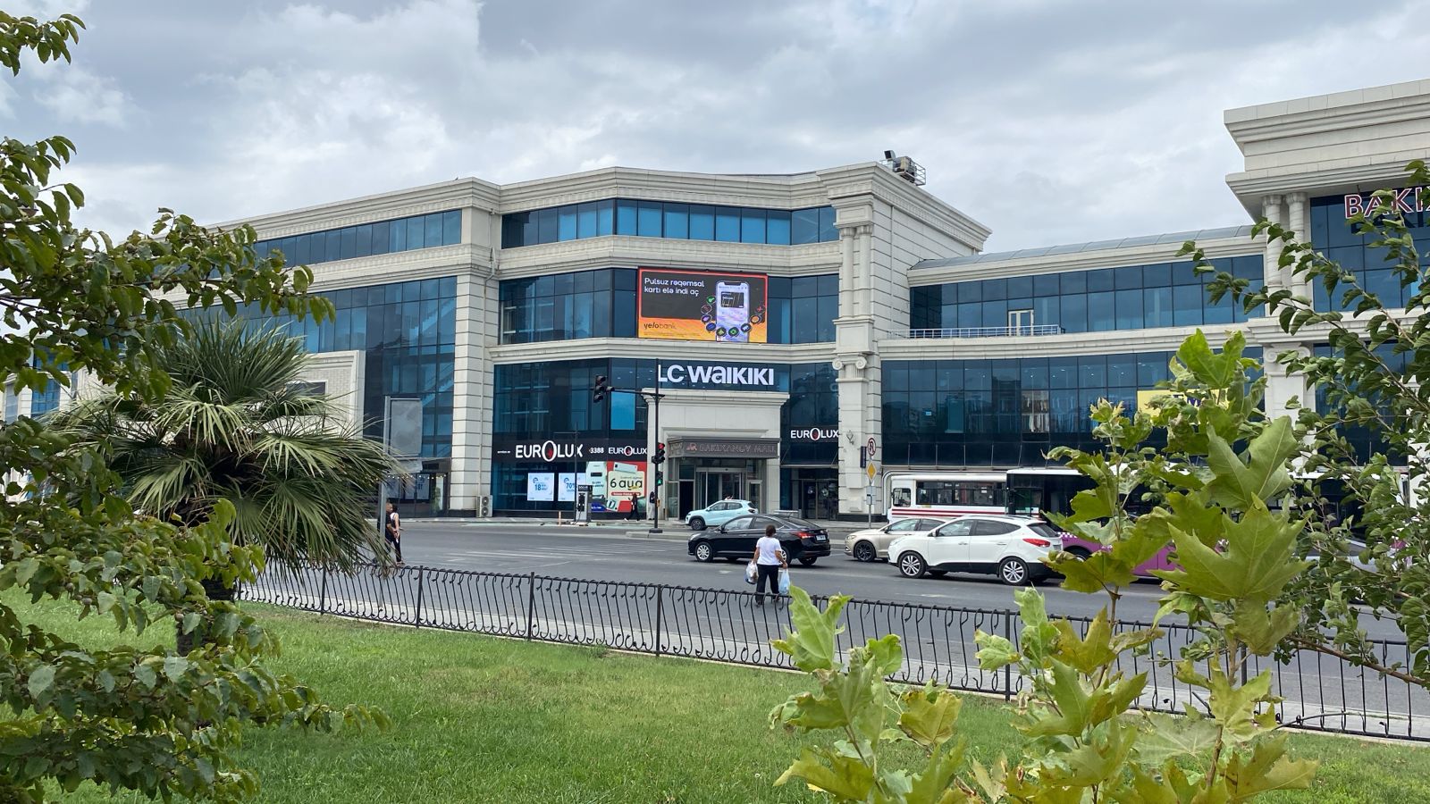 Bakıxanov Mall Торгово-развлекательный центр